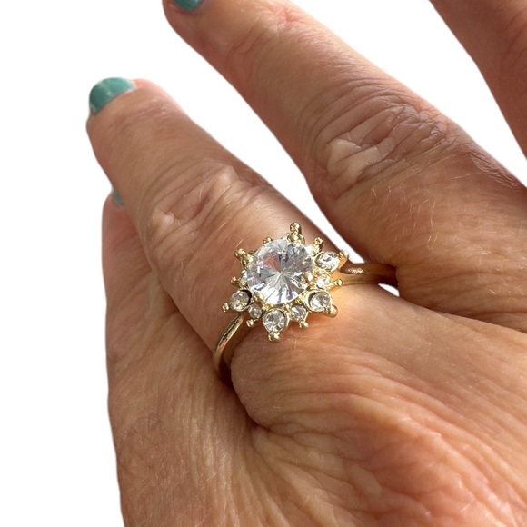 Gold and Zircon Diamond Flower Design Ring - Picture 3 of 9